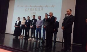  У Градишци је вечерас приказан документарни филм "Слобода или смрт" аутора Милана Пилиповића који представља потресно свједочење јединог живог логораша и учесника пробоја концентрационог логора Јасеновац, осамдесетдеветогодишњег Илије Ивановића из Горњих Подградаца.