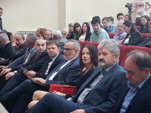 У Дому културе у Козарској Дубици вечерас је одржана меморијална акедемија "Очи у очи = Градина" у оквиру програма обиљежавања Дана сјећања на жртве усташког злочина геноцида у логору јасеновац и његовом највећем страстишту Доњој Градини.