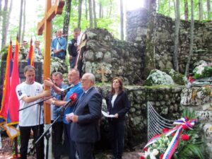 Izaslanik predsjednika Republike Srpske Miladin Dragičević rekao je da je više od 40.000 nevinih Srba i Jevreja ubijeno u jamama Jadovna za vrijeme Nezavisne Države Hrvatske /NDH/ zbog svog imena, identiteta i vjere.