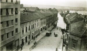 Улица Браће Kрсмановића. Место на коме је започињало убијање гасом, фотографисано у време када се злочин одиграо. Приватна колекција Душана Напијала
