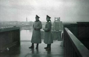 Гестапо официри у Београду. У позадини се види логор Сајмиште. Фотографија из колекције Душана Напијала