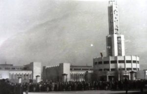 Јединствена фотографија која се појавила као снимак из приватног фото албума у коме је приказано дејство СС формација у Србији: довођење београдских жена и деце, Јевреја, у логор на Сајмишту. Из колеције Владимира Јовановића. Репродукција предата Музеју геноцида у Београду.