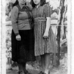 Евица и Јованка Басташић, мајка и сестра аутора. Сликано у Руском Крстуру у Банату, прољеће 1945. године