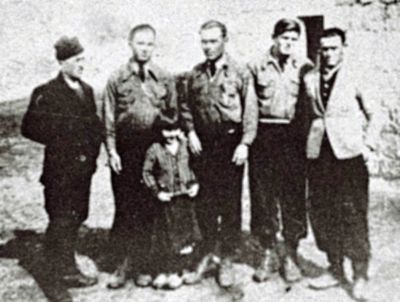 Шесторо преживјелих Црногораца: ПЕРО, РАЈКО, ИЛИЈА (Рајков брат), ЛУКА и МИЈО, а испред њих МАРА ЦРНОГОРАЦ