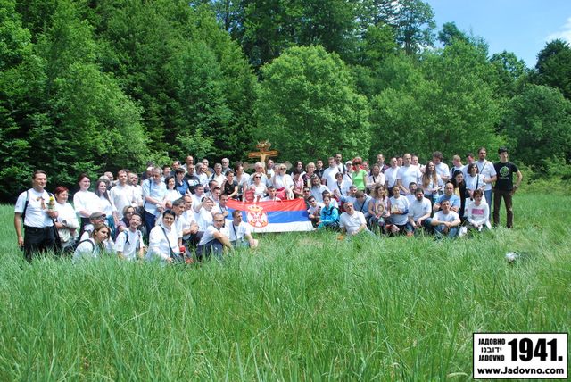 Potomci_i_postovaoci_zrtava_kompleksa_logora_smrti.jpg