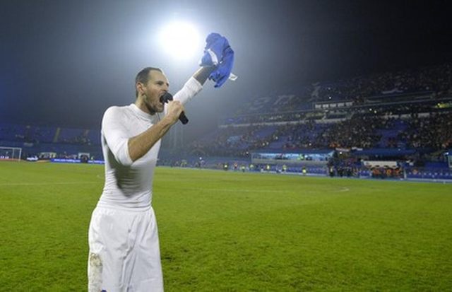 Josip_Simunic_uzvikuje_ustaski_pozdrav.jpg