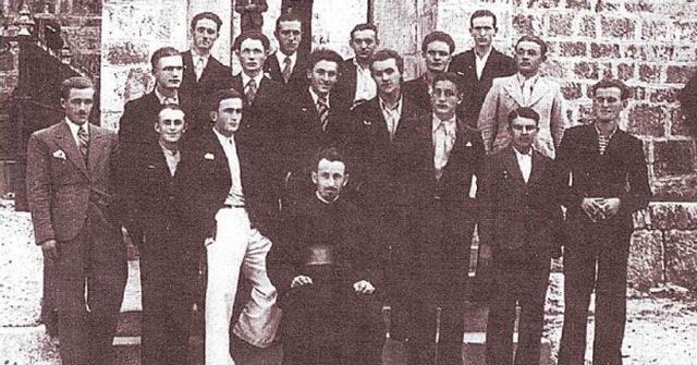 Otac_Luka_Vukmanovic_sa_ucesnicima_Bogoslovije_na_Cetinju_1937.jpg
