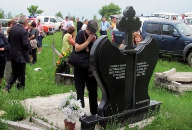 Spomenik_u_selu_Cemerno_kod_Ilijasa.jpg