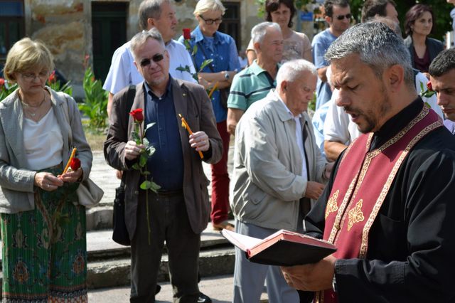 Parastos_stradalim_Srbima_u_glinskoj_pravoslavnoj_crkvi.jpg