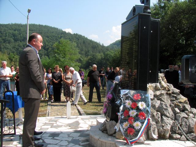 Polaganje_vijenaca_u_mjestu_Kukavice_kod_Rogatice.jpg