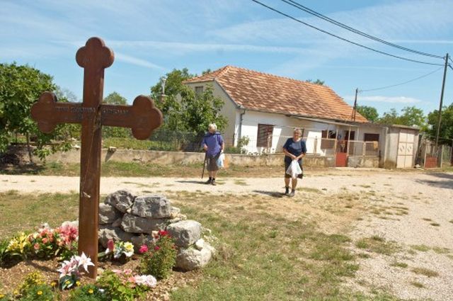 Spomen_krst_pobijenim_Srbima_u_Varivodama.jpg