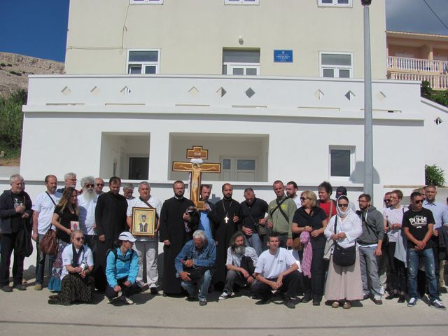 Hodocasnici_ispred_Osnovne_skole_u_Metajni.jpg