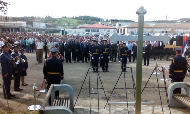 Polaganje_vijenaca_kod_Spomen_krsta_u_Kozarskoj_Dubici.jpg