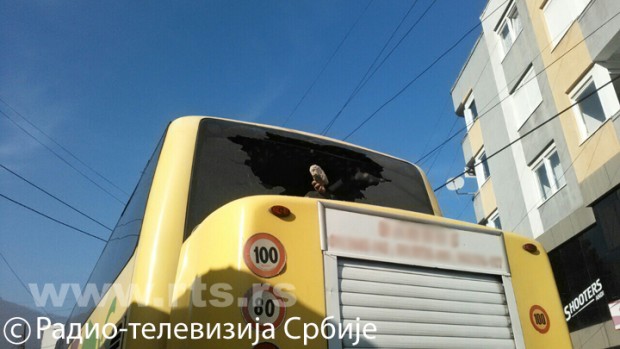 Аутобус с вjерницима каменован у Пећи