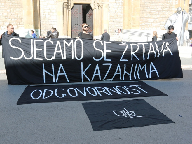 Performans ispred Katedrale u znak sjećanje na Kazane