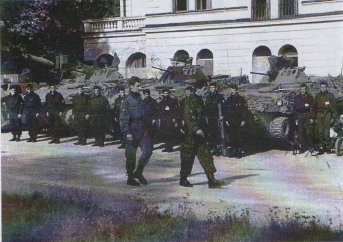 Постројена Српска гарда Илиџа испред хотела Србија