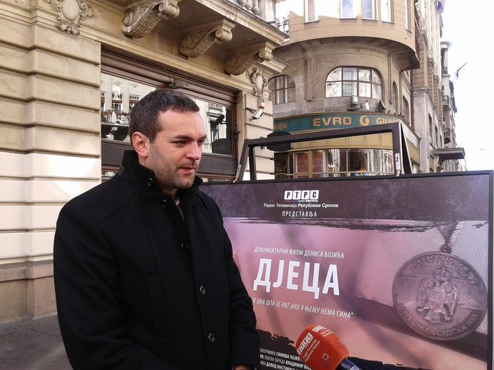 У Кнез Михаиловој улици у Београду постављена је изложба фотографија из породичних архива и са снимања документарног филма "Дјеца" аутора Дениса Бојића
