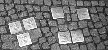 Berlin se podsetio prognanih i ubijenih sugrađana postavljanjem bronzanih kocki u trotoaru ispred zgrada gde su živeli