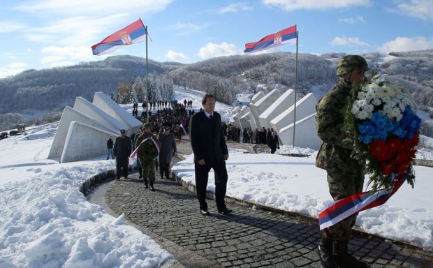 Полагање венаца на споменик страдалима