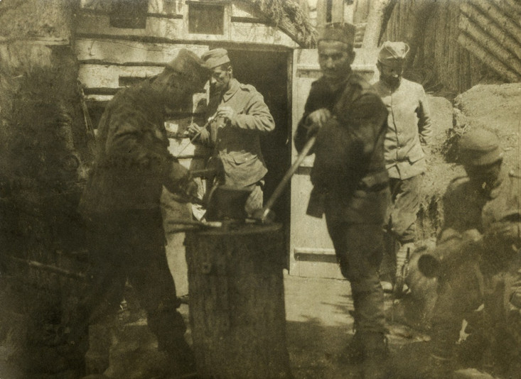 Milan Đorđević - Struja - učesnik Velikog rata, Orlovi Virovi 1917. Milan (stoji kraj vrata), bio je električar, rodom iz Brajkovića kod Ražane. Nosilac je Albanske spomenice. S ponosom, njegovi brojni potomci. (fotografija preuzeta sa sajta slavnim-precima.srb)