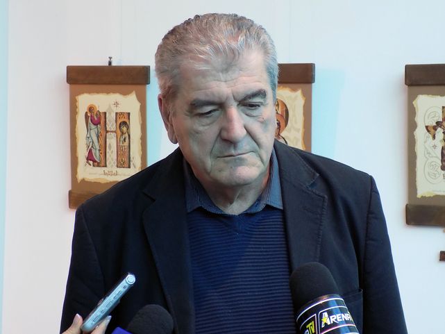 Srpski lingvista Miloš Kovačević na naučnom skupu o srpskom jeziku i ćirilici održanom u Bijeljini.