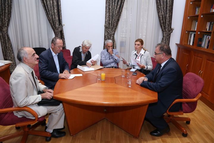 Српски члан Предсједништва БиХ Младен Иванић на састанку са представницима српских удружења у Мостару.