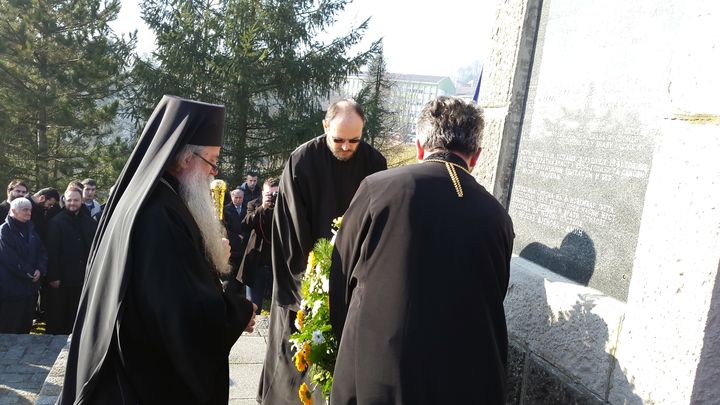 Његово преосвештенство епископ зворничко-тузлански Хризостом положио је вијенац на спомен- костурницу жртвама добојског логора.
