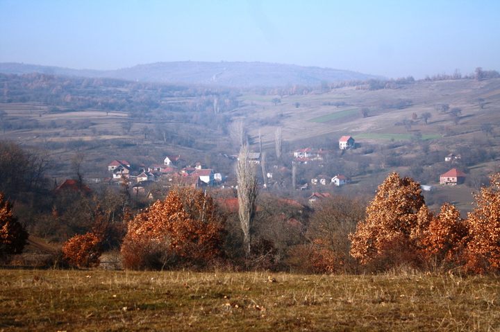 U selu Odevce, između Novog Brda i Kosovske Kamenice, u kojem živi osamdesetak preostalih Srba, ljudi se odriču hrane da bi djeca imala šta da jedu i žive u štalama štedeći za kuće