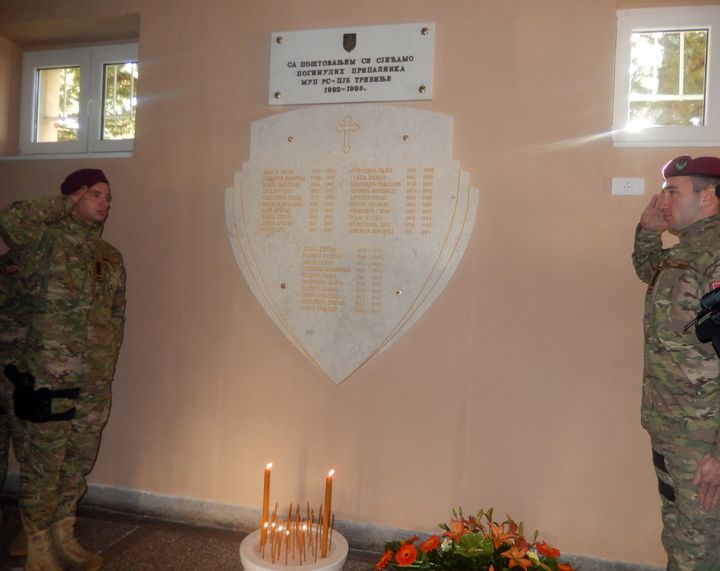 Služenjem parastosa u Crkvi Svetog cara Lazara i polaganjem cvijeća ispred spomen-ploče pripadnicima MUP-a u zgradi Centra javne bezbjednosti Trebinje, danas je Udruženje veterana Trećeg odreda Specijalne brigade policije