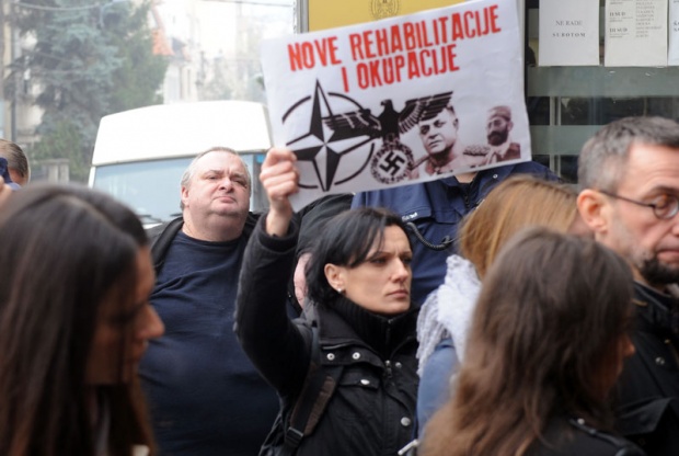 Unuk Aleksandar Nedić (levo) i protivnici rehabilitacije njegovog dede / Foto I. Marinković
