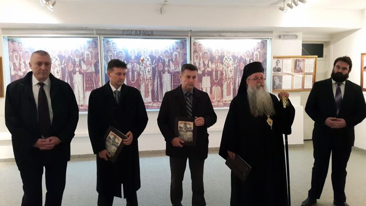 NJegovo preosveštenstvo episkop zvorničko-tuzlanski Hrizostom rekao je u Doboju na otvaranju izložbe fotografija i dokumenata dobojskog logora u okviru obilježavanja 100 godina od internacije Srba u ovaj logor, da je zaborav velika "bolest" i opasnost za srpski narod.