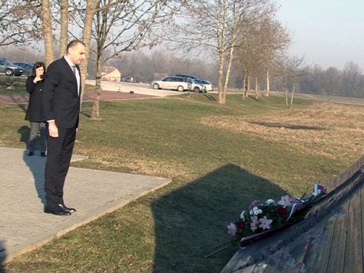 Поводом Међународног дана сјећања на жртве Холокауста посланик у Народној скупштини Републике Српске Дарко Бањац положио је данас вијенац на платоу Спомен подручја Доња Градина, одајући пошту невино страдалим жртвама усташког геноцида у злогласном концентрационом логору Јасеновац.
