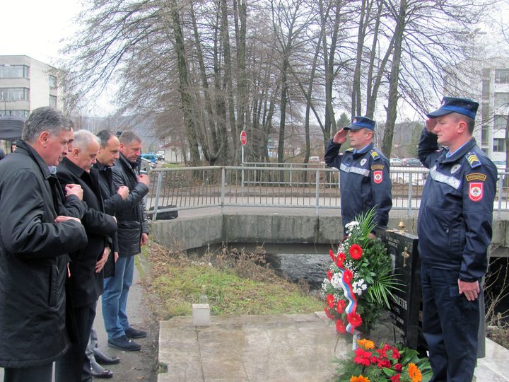U Istočnom Novom Sarajevu danas je položeno cvijeće i prislužene su svijeće na spomen-obilježje Zoranu Cvijetiću