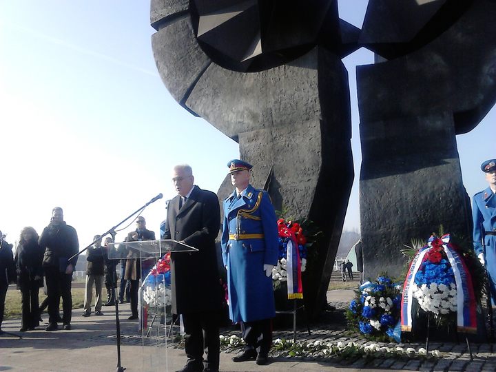 Predsjednik Srbije Tomislav Nikolić izjavio je, na državnoj ceremoniji povodom Mađunarodnog dana sjećanja na žrtve Holokausta u Drugom svjetskom ratu, da bi bio zločin zaboraviti zločin, upozorivši da danas postoji tendencija da se zločin marginalizuje i dimenzije Holokausta umanje.