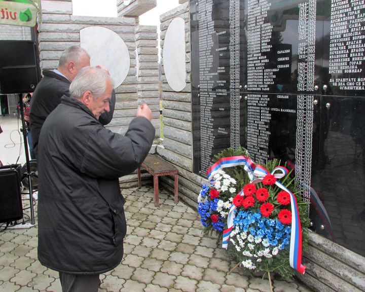 Kod Centralnog spomenika u Skelanima danas je služen parastos i prislužene svijeće za pokoj duša 305 Srba iz ovog mjesta i okolnih sela koje su muslimanske snage ubile u proteklom ratu, od kojih je njih 69 usmrćeno na današnji dan prije 23 godine.