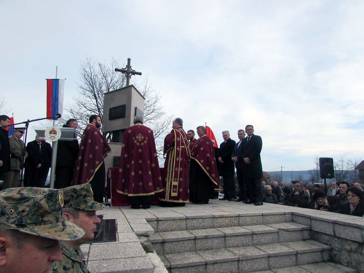 Kod spomen-kosturnice u Drakuliću u toku je služenje parastosa za 2.300 Srba koje su ustaše prije 74 godine ubile u ovom banjalučkom naselju, kao i obližnjim mjestima Motike, Šargovac i rudniku Rakovac.