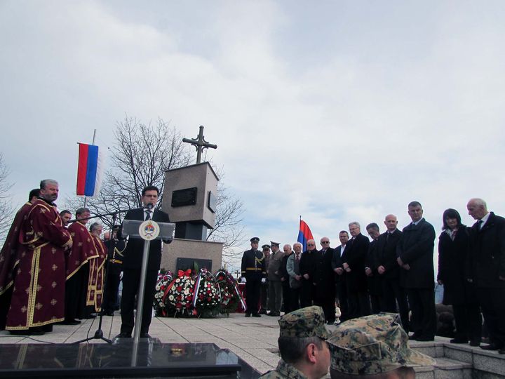 Kod spomen-kosturnice u Drakuliću u toku je služenje parastosa za 2.300 Srba koje su ustaše prije 74 godine ubile u ovom banjalučkom naselju, kao i obližnjim mjestima Motike, Šargovac i rudniku Rakovac.