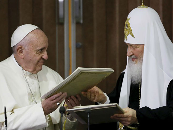 Patrijarh Kiril i papa Franjo (foto: © REUTERS/ Gregorio Borgia/Pool)