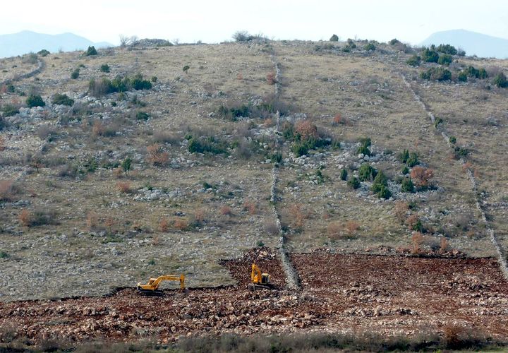 Predsjednik Upravnog odbora Srpskog nacionalnog društva "Prebilovci" Milenko Jahura izjavio je da su teške mašine počele da obrađuju zemljište na platou u Prebilovcima, koje je opština Čapljina počela da dijeli Hrvatima iz susjednih sela, te da je zbog prijetnji pojedinih bivših takozvanih hrvatskih branitelja ugrožena bezbjednost lokalnog srpskog stanovništva.