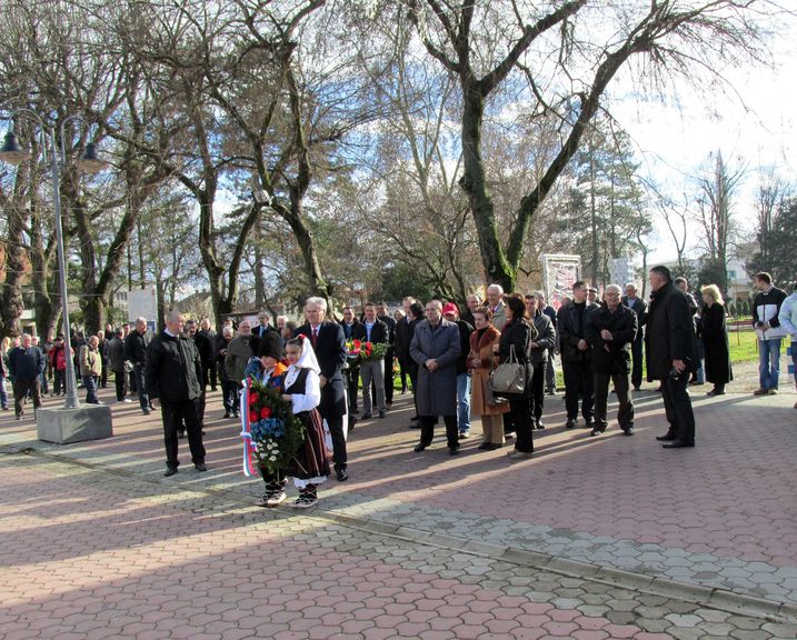 Polaganje vijenaca na centralni spomenik poginulim u odbrambeno-otadžbinskom ratu od 1992. do 1995. godine, povodom obilježavanja Dana boraca i Dana Prvog srpskog ustanka.