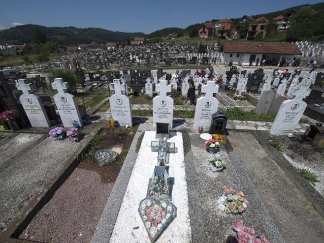 Parastos na bratunačkom groblju Foto: TANJUG