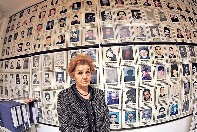 Verica Tomanović ispred fotografija nestalih na KiM (Foto: Ivan Milutinović)