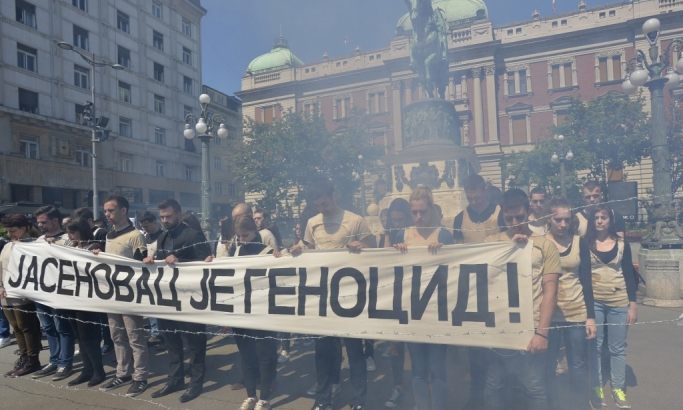 Poruka Zagrebu: Mladi sa transparentom u centru Beograda