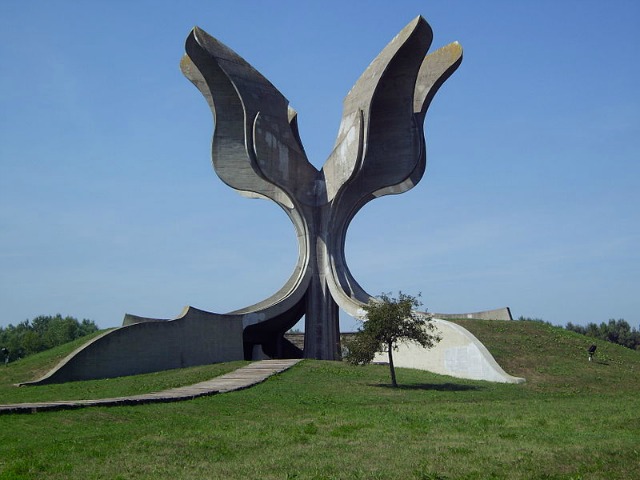 Centralni spomenik na spomen-području Jasenovac. Foto: Wikimedia Commons/Bern Bartsch.