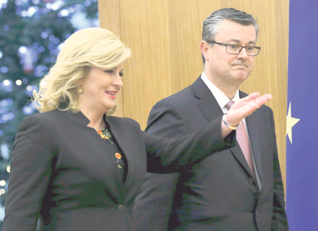 Neverovatno je da pozdrav „Za dom spremni” na utakmici slušaju predsednica države i predsednik vlade (Foto: Rojters)