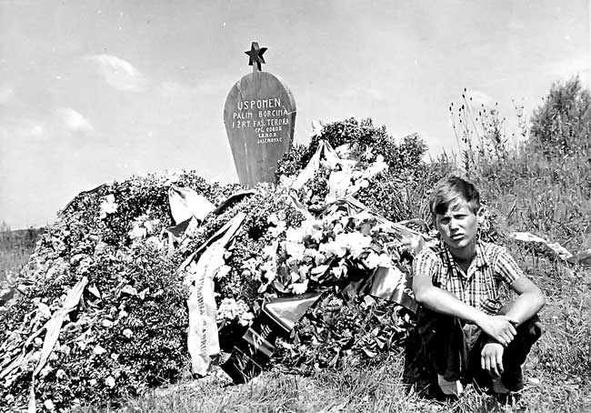 Kako je izgledao spomenik jasenovačkim žrtvama 1960: Miroslav Lazanski ispred spomenika