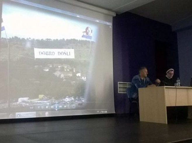 Thompson održao predavanje školarcima uz "Čavoglave" i pozdrav "Za dom spremni"Foto: Index.hr