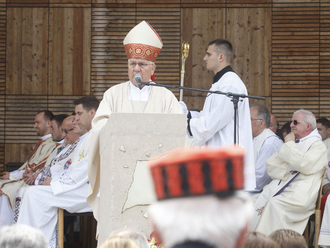Biskup Komarica u Blajburgu (Foto: Željko Hajdinjak/EPH)