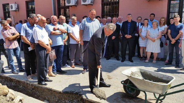 U Bijeljini je danas počela izgradnja spomen-sobe za poginule borce Odbrambeno-otadžbinskog rata za šta je iz gradskog budžeta potrebno izdvojiti 100.000 maraka