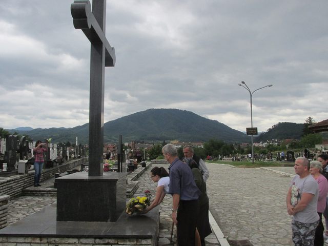 Delegacija opštinske Organizacije porodica zarobljenih i poginulih boraca i nestalih civila Bratunac i članovi porodica poginulih danas su obilježili 24 godine od ubistva 11 Srba u bratunačkom selu Loznica